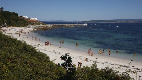 1. NATURALEZA Y CULTURA. Ons tiene algo que la diferencia de las otras Illas Atlnticas. Los humanos dotan de una singular tradicin cultural y etnogrfica a la isla, ahora parroquia de Bueu. Onza es el segundo islote del archipilago que cierra la ra de Pontevedra.