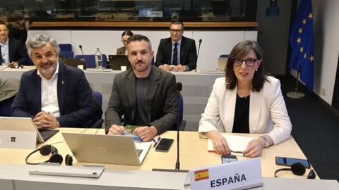 El consejero de Movilidad, Medio Ambiente y Gesti�n de Emergencias, Alejandro Calvo; el viceconsejero de Infraestructuras y Movilidad, Jorge Garc�a; y la presidenta de la Autoridad Portuaria de Gij�n, Nieves Roque��.