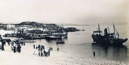 Barcos fondeados en la playa de Rodas que trasladaban a los vecinos de Cangas hasta las islas en procesi�n mar�tima.