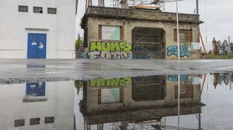 La antigua subestaci�n, en la traves�a de B�rtoa, ya con la reforma en marcha