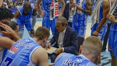Luis Casimiro en un tiempo muerto del partido ante el Asisa Joventut
