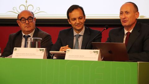 Andrés Fernández Álvarez-Santullano, entre César Pérez y Víctor M. González, este sábado en la UNED de Pontevedra