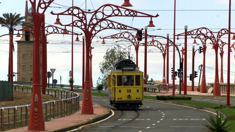 Tranvía turístico, que estivo operativo na Coruña de 1997 a 2011, ao seu paso polo paseo marítimo á altura da torre de Hércules en 2002