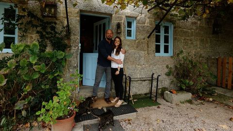 El matrimonio inglés, en la puerta de su casa de turismo rural.