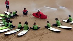 Un cursillo de surf para ni�os en la playa de San Lorenzo