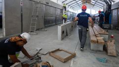 El espacio central se ha despejado de mostradores y en su lugar se est� habilitando un corredor y muretes, con bancos corridos de madera frente a los puestos.