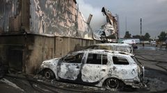 Veh�culos calcinados tras el ataque de misiles rusos contra un almac�n de mercanc�as en Kiev, Ucrania.