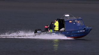 Personal del p�sito noi�s evaluando sus bancos