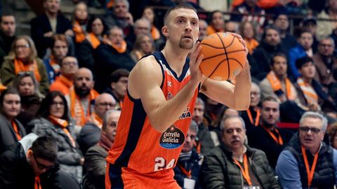 Joe Cremo lanzando un triple en un partido con el B�squet Coru�a.