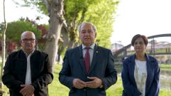 Tom�, flanqueado por Jos� Luis Losada y Gloria Prada, en una imagen del v�deo