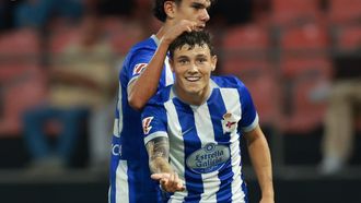 El fabrilista Kevin S�nchez celebra uno de los dos goles anotados en el encuentro amistoso ante el Penafiel.