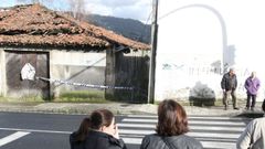 Parte de las naves que se derribar�n, a la izquierda, situadas junto a la residencia de mayores (derecha)