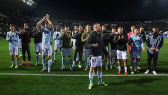 Los jugadores del Celta, saludando a la afici&oacute;n tras la victoria frente al PAOK en el Toumba Stadium.