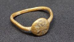 Anillo de oro, se estima que del siglo XVI, encontrado en las excavaciones arqueol�gicas en el antiguo convento de Santa Clara, en Pontevedra