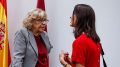Manuela Carmena hablando con Rita Maestre