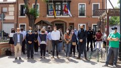 La subdelegada del gobierno en Guadalajara Mercedes G�mez (2i) junto con otras autoridades guardan este domingo un minuto de silencio durante la concentraci�n asesinato machista en Alovera (Guadalajara)