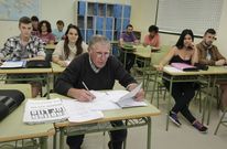 Las aulas de educaci�n de adultos mezclan j�venes de menos de 20 a�os con mayores de 50. 