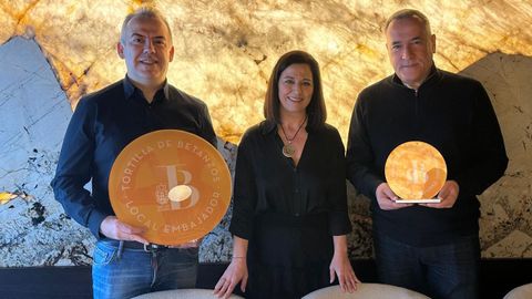 Antonio Couceiro y Xabier Fortes, el viernes en Madrid con la alcaldesa de Betanzos, Mar&iacute;a Barral.