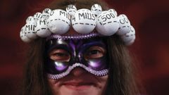 Una mujer coronada con las bolas del sorteo