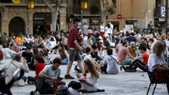 Multitud de j�venes, en una plaza de Barcelona, el d�a que la ciudad estren� la fase uno de la desescalada