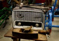 Un vecino de Valga tiene esta radio entre aperos de labranza.