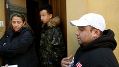 Un ni�o de tres a�os falleci� anoche en Gij�n tras atragantarse con una de las tradicionales uvas de Nochevieja en su domicilio, ubicado en el barrio del Natahoyo.Despu�s de que el peque�o se atragantara con la uva, los padres avisaron a la Polic�a Local que se desplaz� a la vivienda, en la calle Independencia, y evacu� al menor al hospital de Jove, seg�n las mismas fuentes.El ni�o lleg� al centro sanitario sin respiraci�n ni pulso por lo que los intentos de reanimaci�n que se le realizaron resultaron infructuosos.En la foto, la madre del ni�o, Viviana (i) acompa�ada de su hermano, Carlos (d), ante la vivienda familiar 