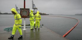 La Autoridad Portuaria despleg� ayer sus propias barreras anticontaminaci�n y las de Finsa-Foresa en la simulaci�n de un vertido. 