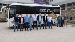 Autoridades y personal de Autos Costa, en la presentaci�n de �M�is de Carballo que o pan�, en la Praza do Concello