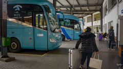 Usuarios de la estaci�n de buses de Lugo, en la d�rsena esta tarde
