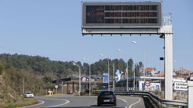 Panel luminoso que indica el inicio del tramo de velocidad controlada por radar en la N-525