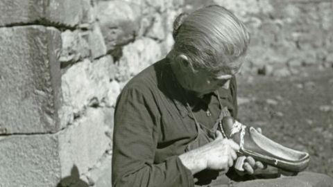 Una mujer perfilando una madreña (1970). Francisco Ruiz Tilve