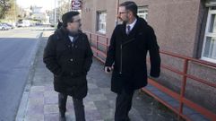 Rafael Fern�ndez Beceiro (izda.) junto al alcalde de Ferrol, �ngel Mato, hace unas semanas en Serantes.