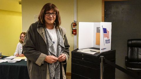 La candidata Christine Hallquist, de Vermont, ejerce su voto. Hizo historia al ser la primera candidata transgnero en Estados Unidos