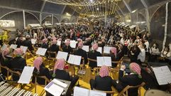 Momento del concierto de la Banda Municipal, en Carballo, con las luces ya encendidas
