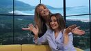 Isabel Blanco (esq.) e Silvia Jato (der.) comparten un sorriso ao remataren os ensaios finais de �Tarde Piaches�, o magac�n que acompa�ar� as tardes de fin de semana dos galegos a partir do s�bado 9 de maio.