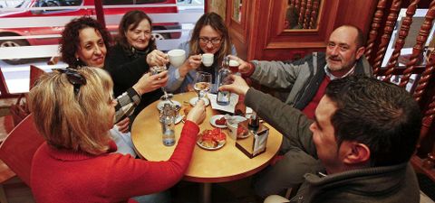 Celia, Amalia, Milagros, Isabel, Jos� y Carlos (de iz a dcha), ayer, celebrando al calor de un caf� que no pasar�n m�s fr�o en sus quioscos. 