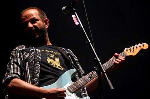 Josele Santiago es el cantante y guitarrista de la banda madrile�a Los Enemigos.