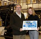 El ganador de la promoci�n, Ricardo �lvarez, con Mar�a Garc�a de Dios, del departamento de m�rketing de La Voz.