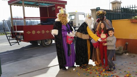 Los Reyes Magos recorren Coristanco y visitan a los ni�os de la Gali�a Azul
