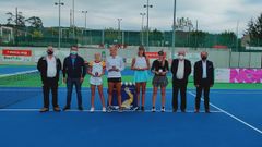 Andreeva (tercera por la izquierda) tras ganar la final de dobles en el ITF Junior de Sanxenxo de 2021