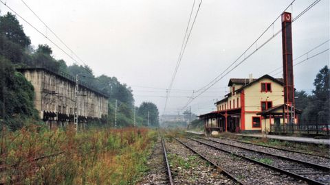 Vas de Renfe a su paso por Trubia, en Oviedo