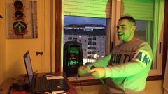 El ourensano Pancho Rodriguez anima cada tarde a sus vecinos de A Ponte pinchando la mejor m�sica