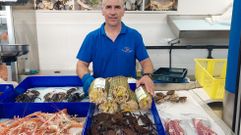 Puesto de marisco de Alfonso Cacheda en la plaza de abastos de Portonovo este martes