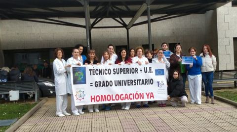 Los t�cnicos protagonizaron una protesta a las puertas del HCV.