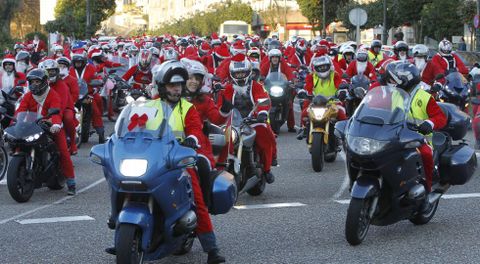 <span lang= es-es >Papanoelada</span>. Cientos de  motoristas vestidos de Pap� Noel recorrieron ayer las calles de Vigo en la quinta edici�n de la llamada Papanoelada. Para participar es condici�n indispensable ir vestido con el traje del personaje navide�o, llevar caramelos y, como m�nimo, un kilo de comida no perecedera para colaborar con el Banco de Alimentos de Vigo. Al finalizar, como siempre, tuvo lugar la fiesta motera. 