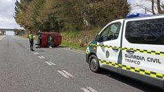 El autom�vil accidentado sufri� un vuelco despu�s de salir de la carretera y de remontar un talud