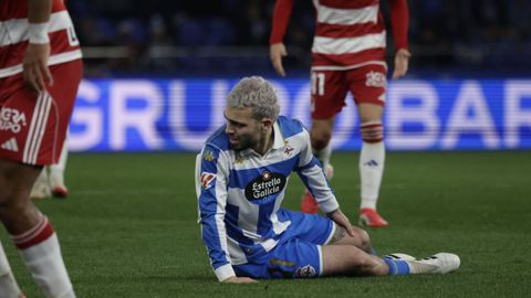 David Mella, sobre el c&eacute;sped de Abanca Riazor tras lesionarse ante el Granada