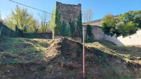 Tramo de la Torre dos Cregos, donde arrancar� la rehabilitaci�n; a la derecha, el cierre del restaurante pr�ximo