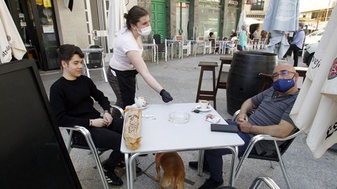 Mónica Mazaira atiende a unos clientes en la terraza de la cafetería Santa Ana este miércoles en Chantada