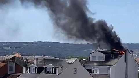 Los primeros momentos del incendio en una azotea de Monforte